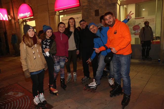 Nightskating. Warszawiacy przejechali stolicę na rolkach [Zdjęcia]