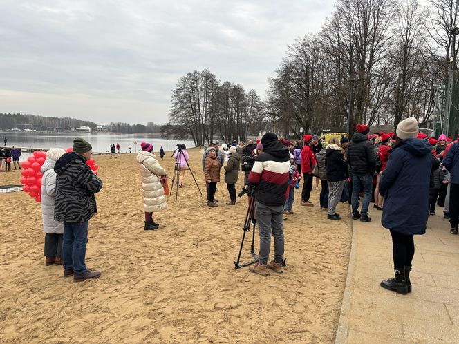 WOŚP 2025 w Olsztynie. Morsy w szczytnym celu wykąpali się w lodowatym jeziorze Ukiel [ZDJĘCIA]