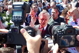 Ambasador Rosji oblany krwią. Skandal na cmentarzu żołnierzy radzieckich w Warszawie 