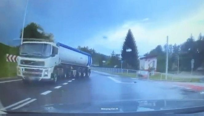 Miał dożywotni zakaz i 3 promile! Ciężarówką wylądował z rowie [ZDJĘCIA]