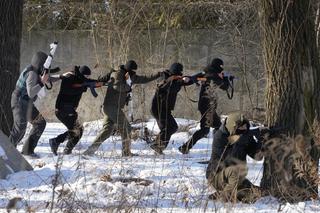 Weterani z Ukrainy ćwiczą ludzi do obrony miasta. Uczą ich strzelać z karabinów