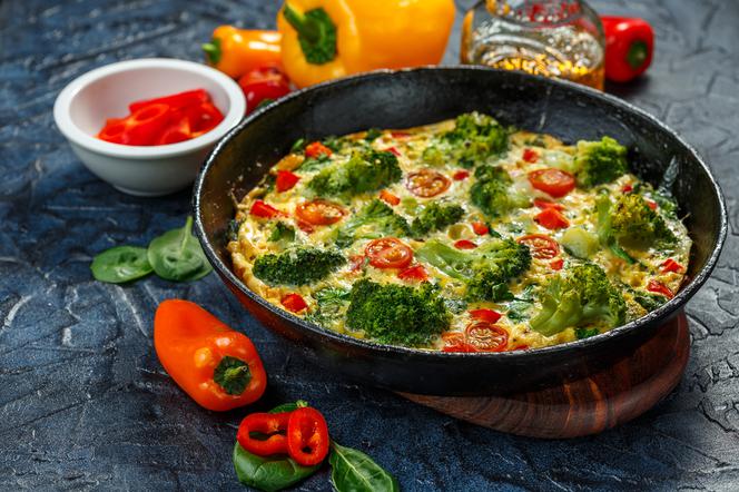 Dietetyczna patelnia: omlet z brokułami, papryką i cebulą