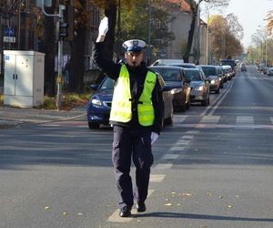 Policja kieruje ruchem. Jak się zachować?