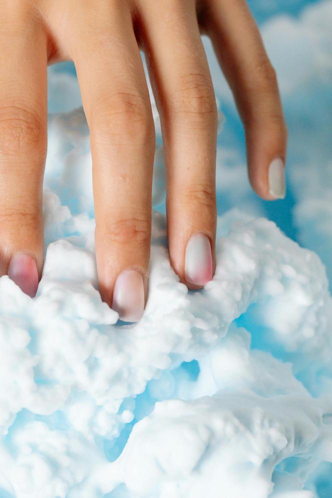 Pokochaj manicure w odcieniu wiosennego nieba