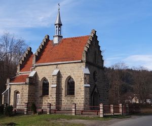 To jedna z najpiękniejszych małopolskich wsi. Kiedyś należała do zakonnic 