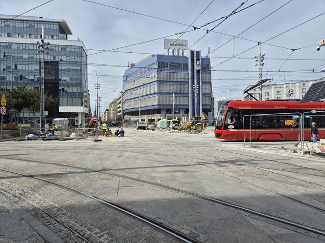 Tramwaje wróciły na Rynek w Katowicach. A to wciąż plac budowy