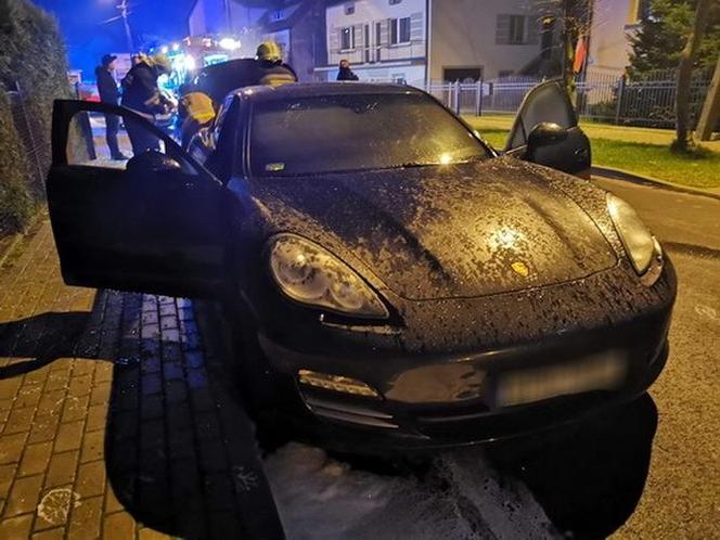 Raciąż. Luksusowe auta spłonęły przed domem! Strażacy: Podpalenie [ZDJĘCIA]