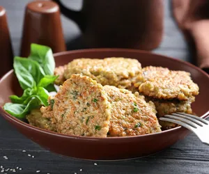 Placuszki z kaszy kuskus. Dodaj ten ser, a wyjdą wyjątkowo aromatyczne