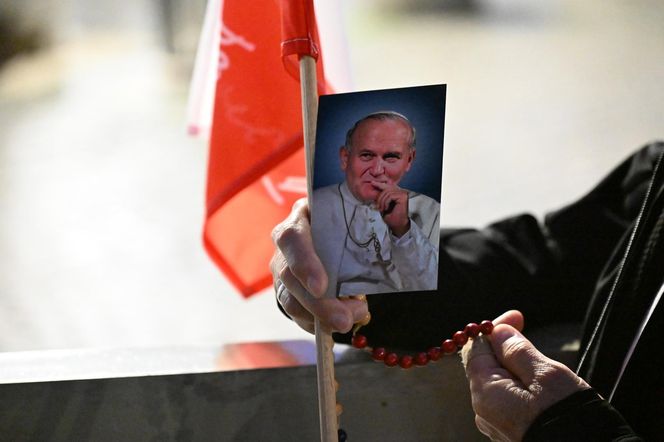 Zło dobrem zwyciężaj. Setki osób czuwały w Watykanie w rocznicę wyboru Jana Pawła II