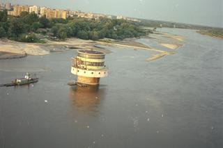 Gruba Kaśka w Warszawie - zdjęcia okrąglaka stojącego pośrodku Wisły