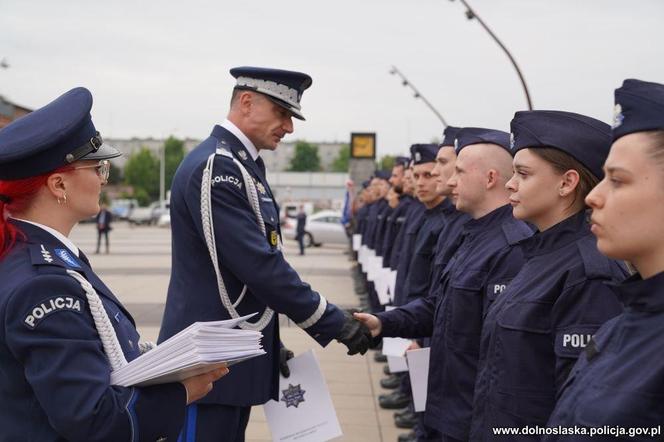 Dolnośląska policja przyjęła aż 37 nowych funkcjonariuszy. Zobacz zdjęcia i nagranie ze ślubowania