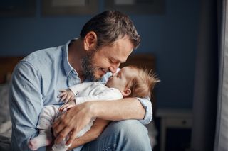 Jak mama może pomóc tacie w tworzeniu relacji? Te rady są na wagę złota