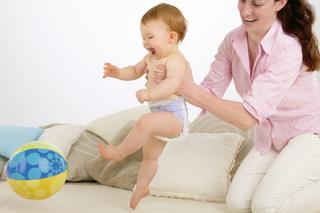 Rozwój małego dziecka - ćwiczenia do nauki raczkowania i siadania
