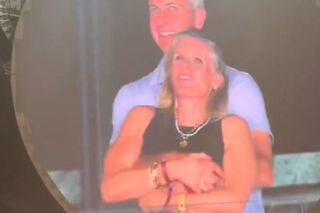 Skandal na koncercie gwiazdy. Żonaty milioner przyłapany na zdradzie z podwładną. Zobaczył to cały świat!