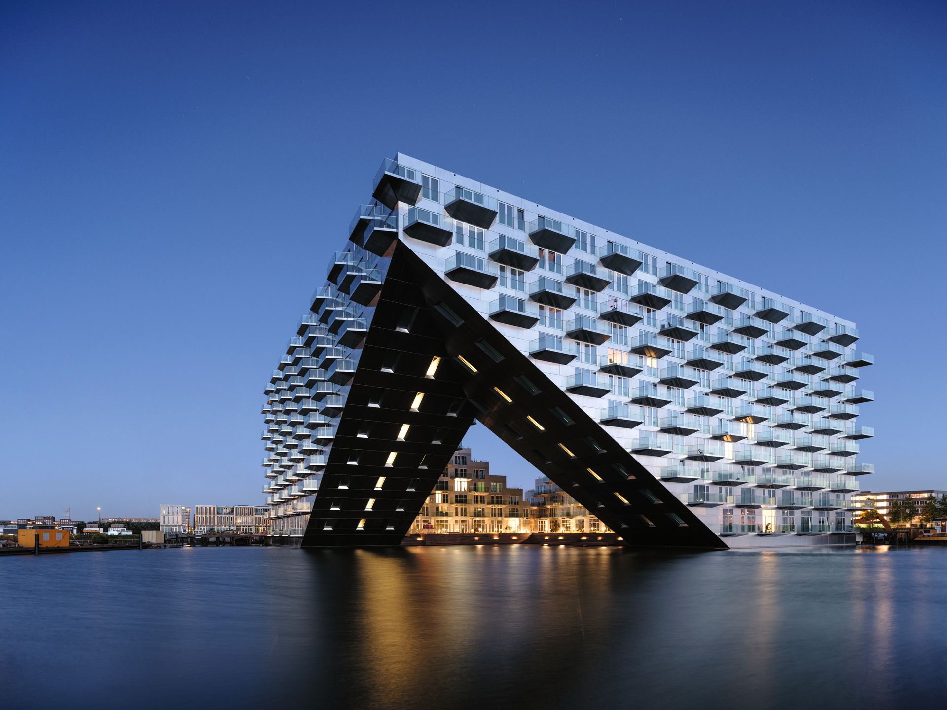 Blok Sluishuis w Amsterdamie_Bjarke Ingels Group (BIG)_Barcode Architects_07