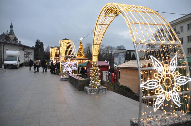 Świąteczne iluminacje na deptaku i Placu Artystów w Kielcach