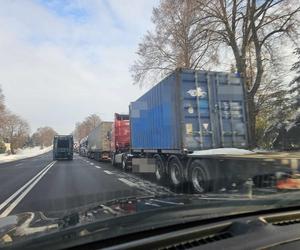 Rośnie frustracja kierowców tirów czekających na wyjazd z Polski do Ukrainy