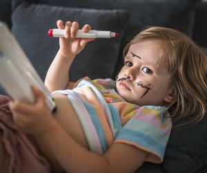 Tak szybko i skutecznie wyczyścisz kanapę. Żadna plama się nie uchowa