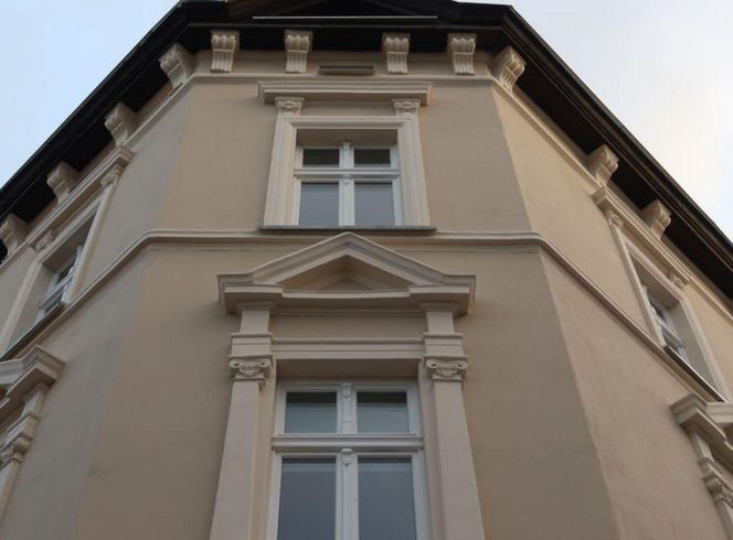 Podczas remontu odkryto niedwuznaczny napis sprzed 100 lat. Mówi wprost o tym, działo się w kamienicy w międzywojniu