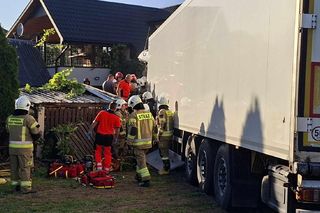 Wypadek w Młynku. Ciężarówka wjechała na posesję, są ranni