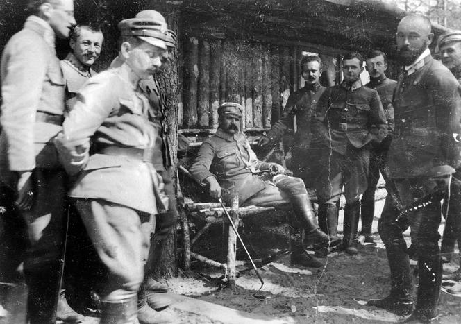  Oficerowie I Brygady Legionów Polskich: brygadier Józef Piłsudski (siedzi w środku) w towarzystwie oficerów I Brygady Legionów Polskich.