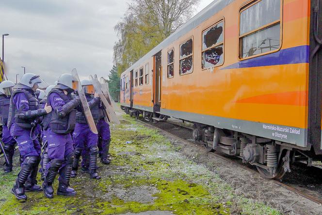 Demolka pociągu w Iławie. Stu policjantów w akcji