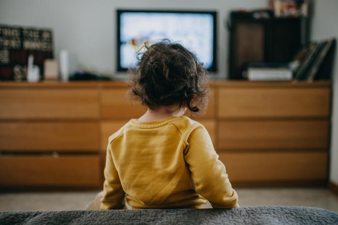 Dziecko przed ekranem telewizora