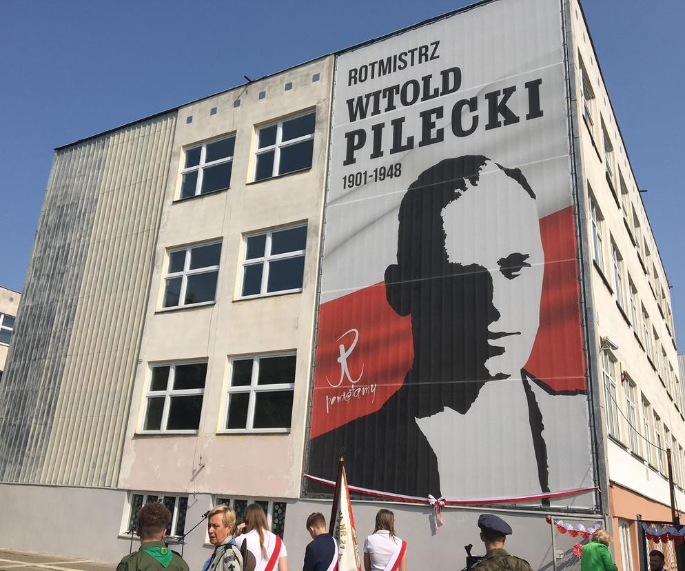 Wielki baner Witolda Pileckiego na Szkole Podstawowej nr 21 w Grudziądzu