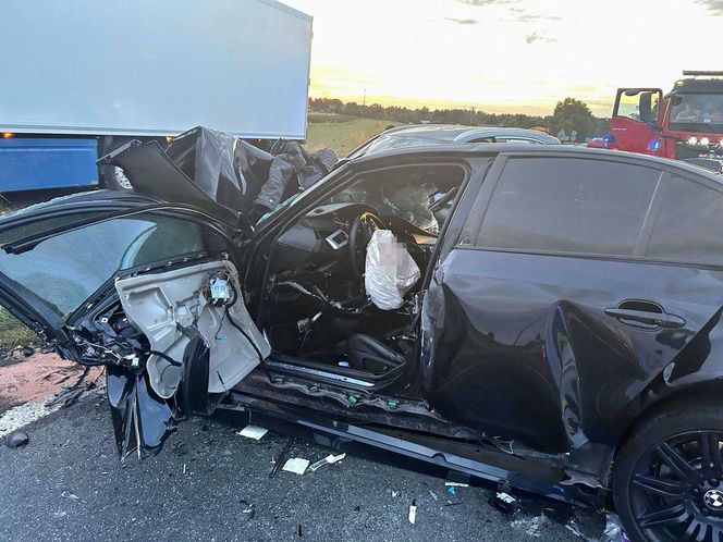 Wypadek na dk17 w woj. lubelskim. BMW czołowo zderzyło się z mercedesem