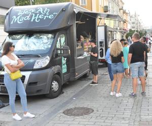 Ostatnia niedziela lata 2023 w Kielcach. Tłumy w centrum miasta