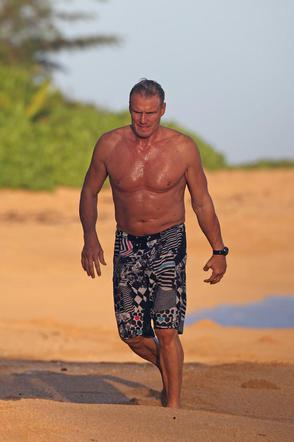 Dolph Lungren bez koszulki