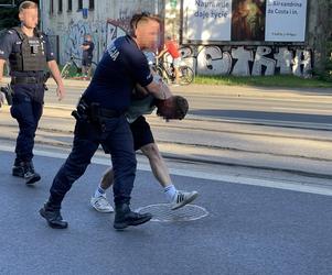 Policjantka spryskała policjanta gazem pieprzowym. Nieudolna interwencja w Śródmieściu