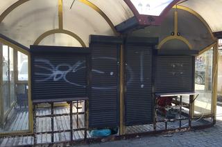 Budki z kwiatami na Placu Wolności w Bydgoszczy znikają