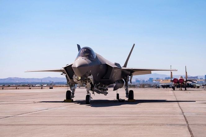 F-35A z bombą B61-12