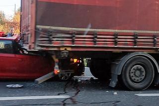 Wypadek na autostradzie A4 w Katowicach. Auto wjechało pod TIRa