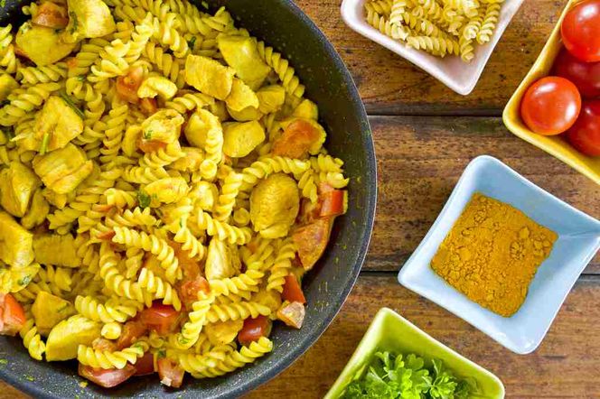 Świderki z kurczakiem w sosie śmietanowym - prosty przepis