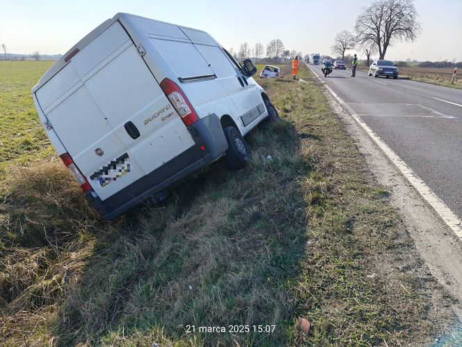 Wypadek na DK12 koło Leszna. 18-letni kierowca w szpitalu