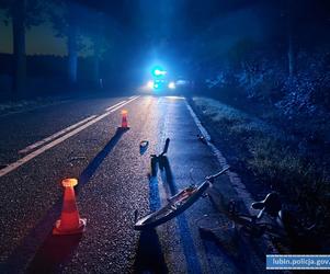 BMW zmiotło rowerzystę z drogi. Cyklista jechał w  nocy beż żadnych świateł