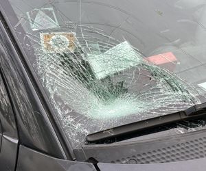 Piesza wbiegła pod samochód w centrum Warszawy