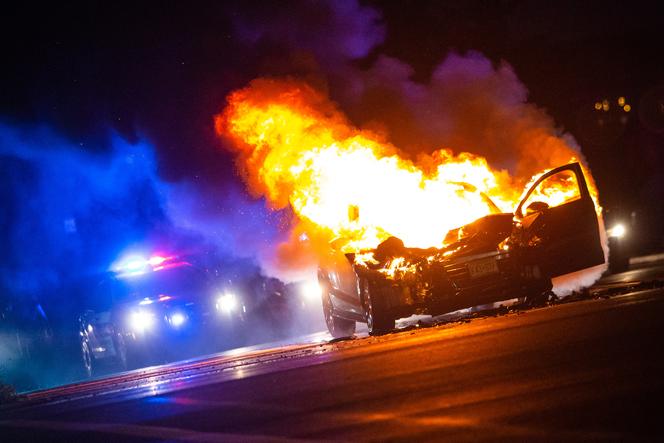 Katowice. Samochód stanął w ogniu, a kierowca uciekł z miejsca wypadku