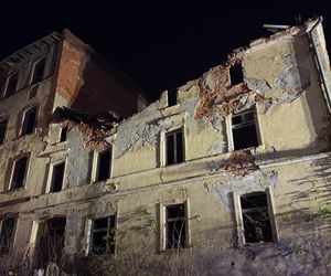 Ściana zawaliła się na drogę