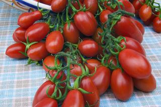 Domowe przetwory: pomidory pelati i ogórki kiszone