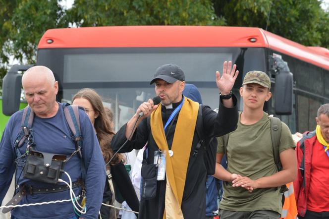 „Wychodzimy z Księżomierzy”. Słoneczny dzień pątników w drodze na Jasną Górę! ZDJĘCIA