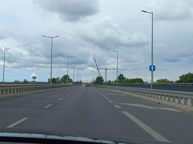 Wielki dźwig stanął przy pływalni "Akwawit" w Lesznie. Rusza ostatni etap rozbiórki 