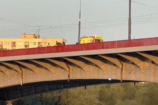 Skoczył z mostu do wody! Poszukiwania trwały wiele godzin