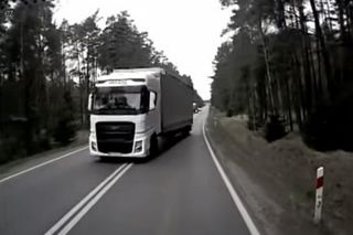 Tir jechał na zderzenie z autobusem pełnym pasażerów. O krok od tragedii na DK 11 pod Tarnowskimi Górami [ZDJĘCIA].