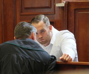 „Byłam obok, gdy tłukli Maćka”. Oskarżony o śmiertelne pobicie Maćka na Nowym Świecie z uśmiechem na twarzy słuchał zeznań świadków