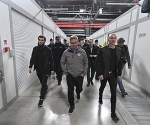 Komornicy na Modlińskiej. Nerwowe starcie przy hali na Białołęce. Ostry konflikt kupców z zarządcą hali