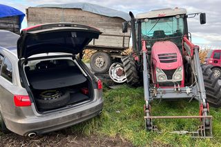 Drogowa demolka pod Rawiczem. Osobówka huknęła ciągnik, aż urwały się koła