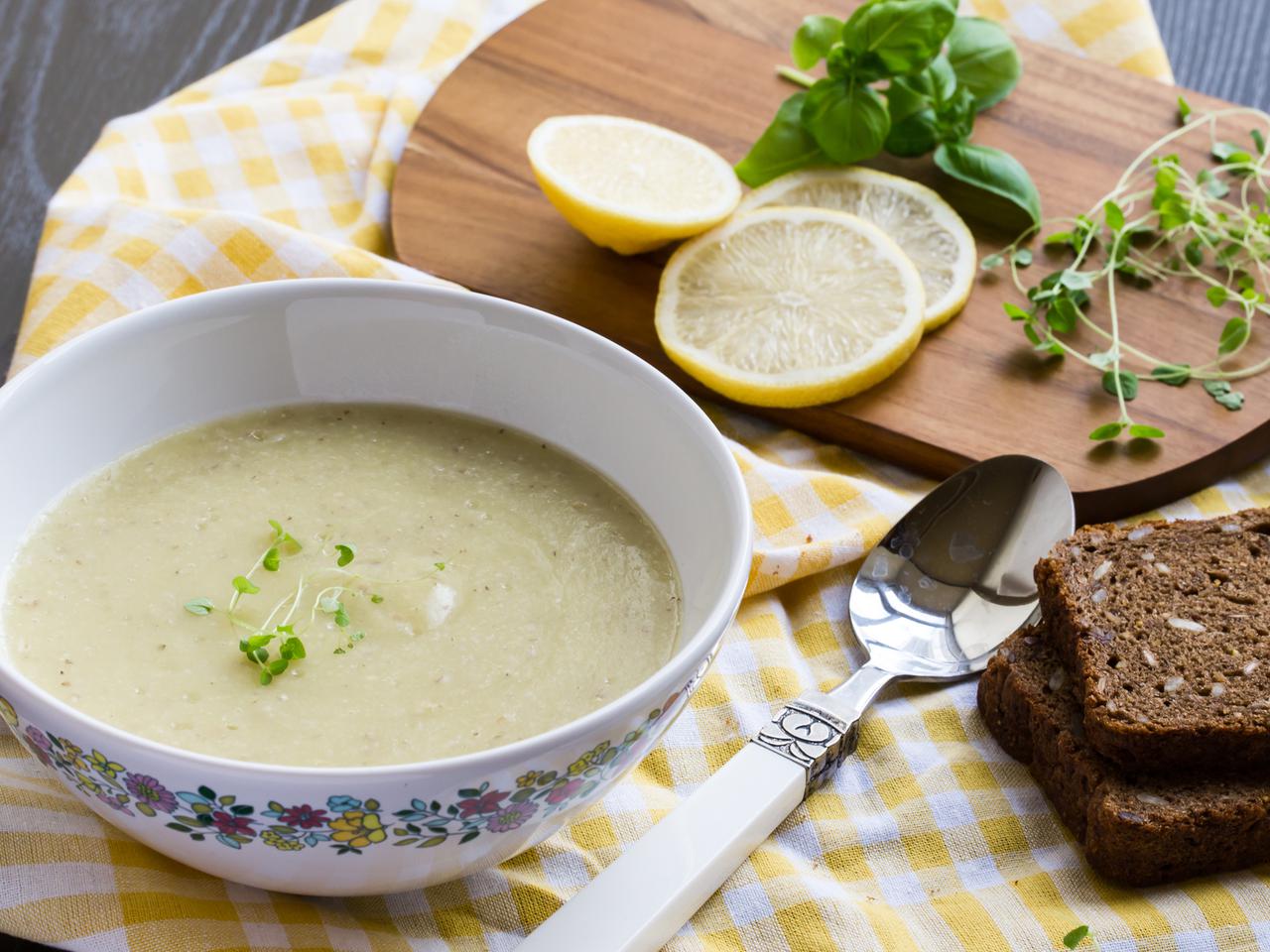 Zupa cukiniowa z kuskusem i cytryną - idealna na lato